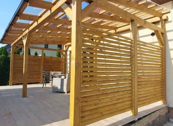 Zadaszona pergola z żaluzjową ścianą ogrodową